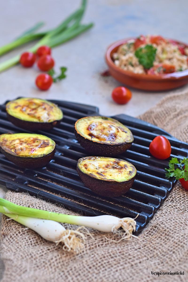 Rezeptbild: Gegrillte Avocado mit Mozzarella und Zartweizensalat