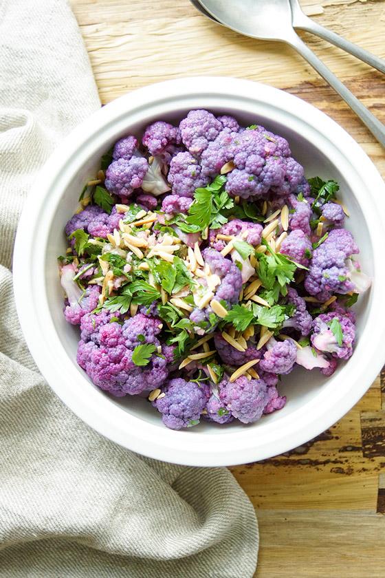 Rezeptbild: Lila Blumenkohl-Salat mit Zitronendressing