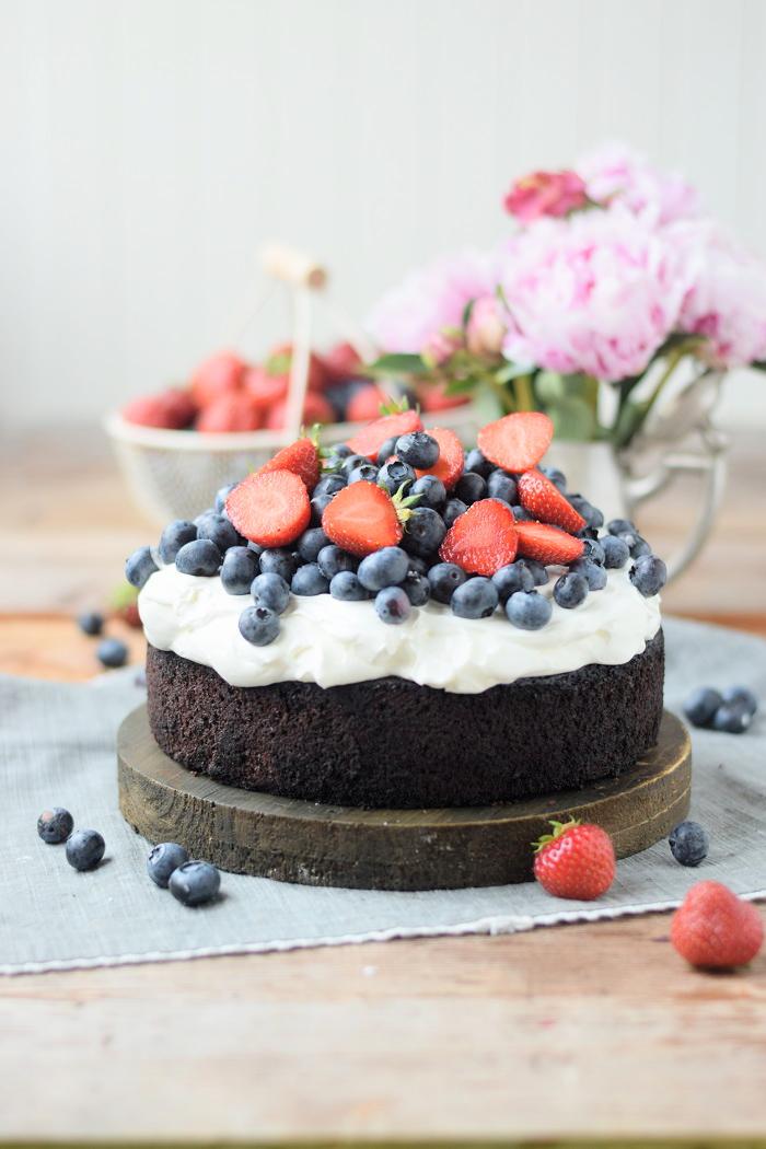Rezeptbild: Brownie Törtchen mit Beeren und Quark-Creme