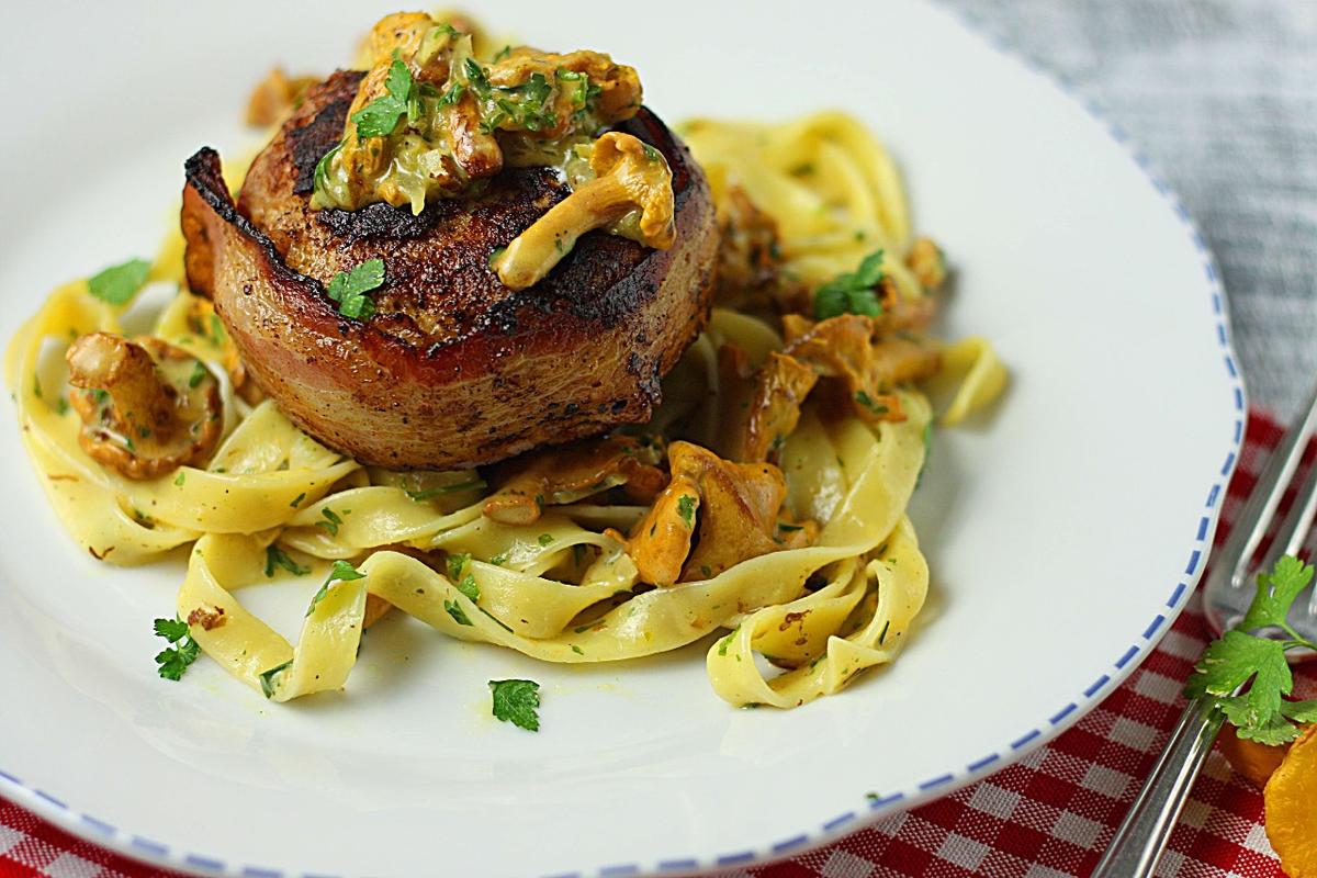 Rezeptbild: Speckbulette mit Pfifferlingsrahm
