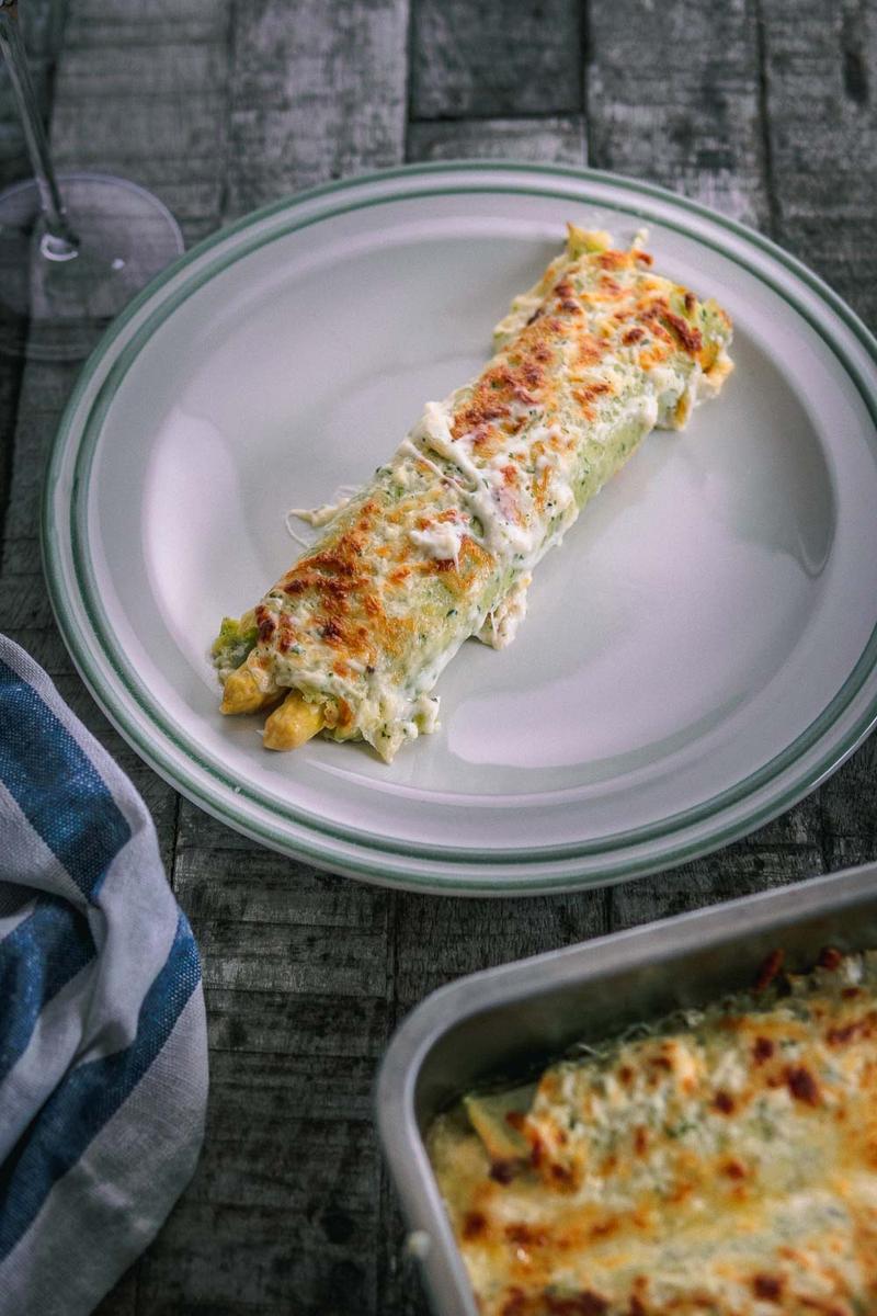 Rezeptbild: Überbackener Spargel im Kräuter-Pfannkuchen