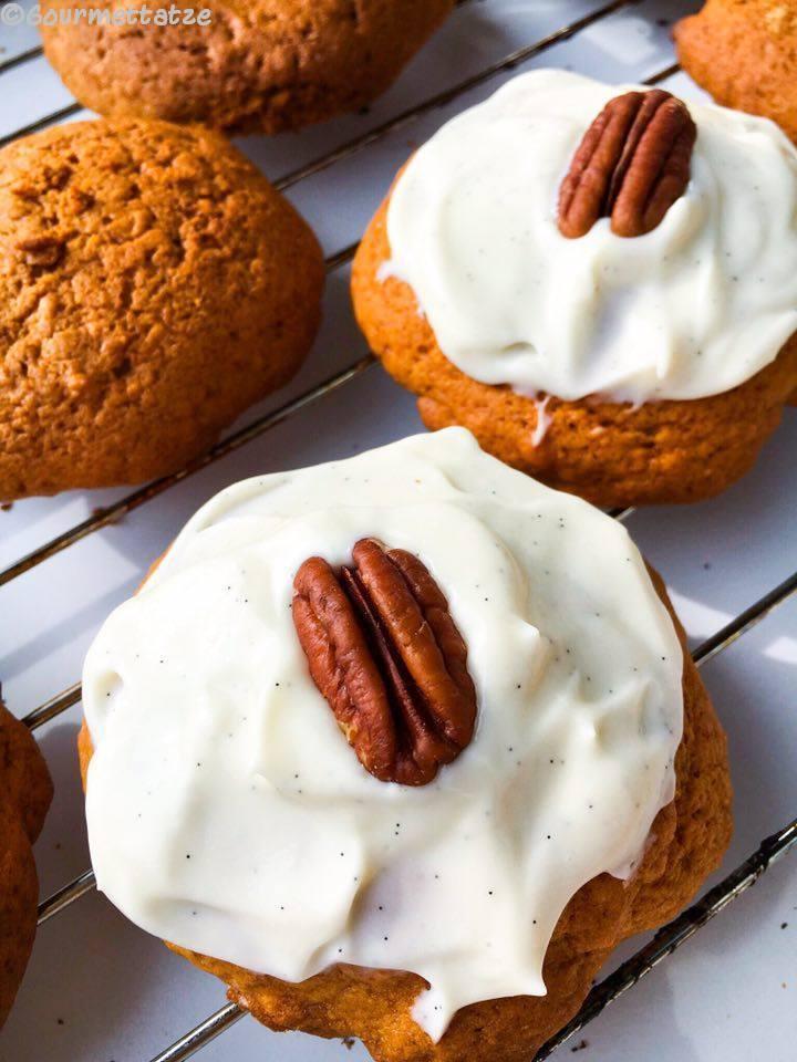 Rezeptbild: Süßkartoffel-Cookies mit einer Pekannuss-Vanille-Haube