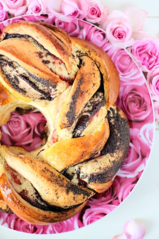 Rezeptbild: Hefekranz mit Mohn-Himbeerfüllung
