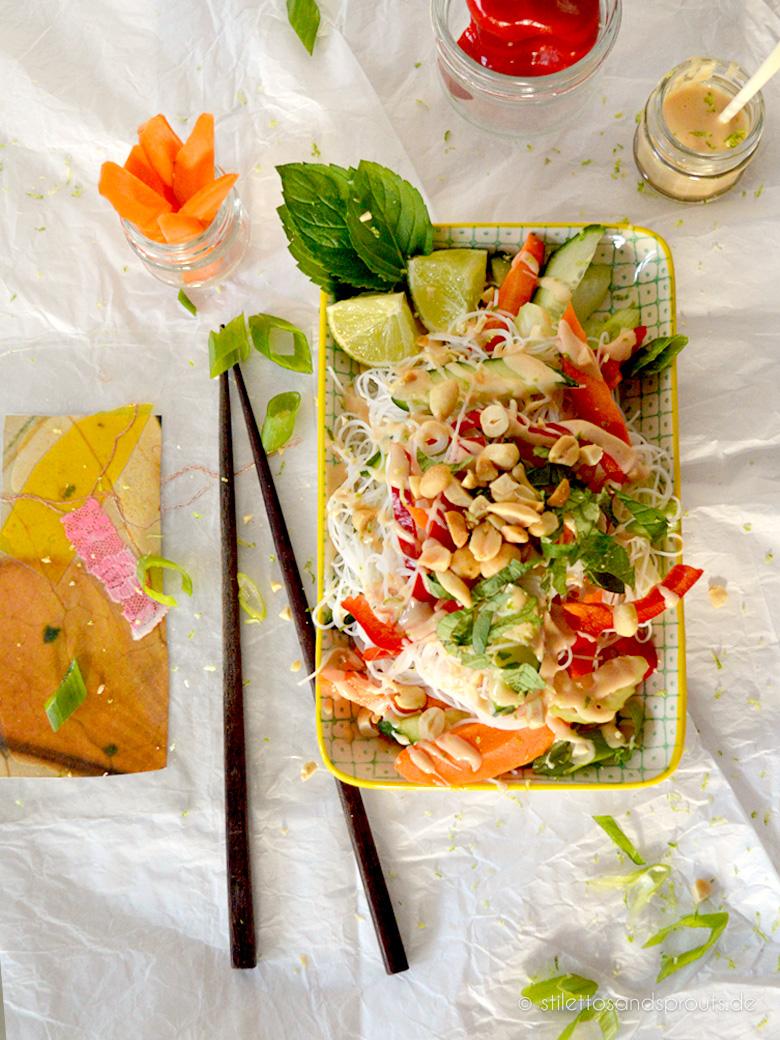 Rezeptbild: Glasnudelsalat mit Erdnussdressing