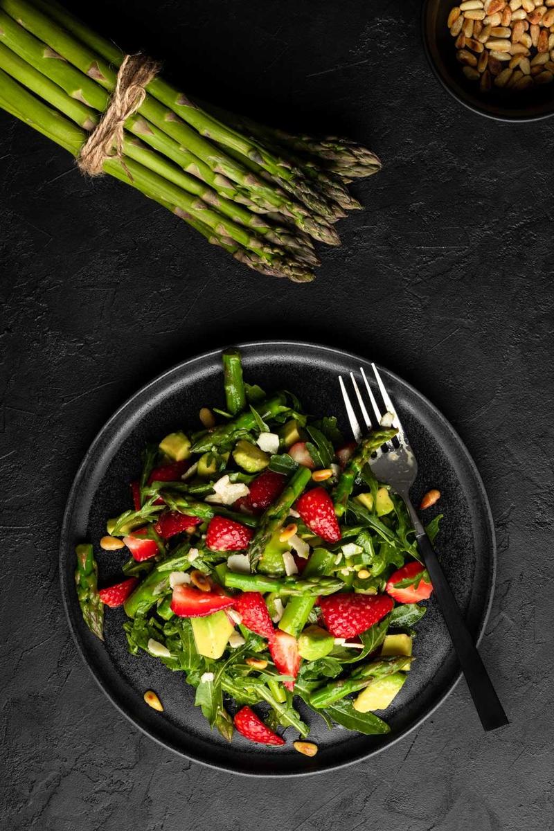 Rezeptbild: Grüner Spargel-Salat mit Erdbeeren und Avocado