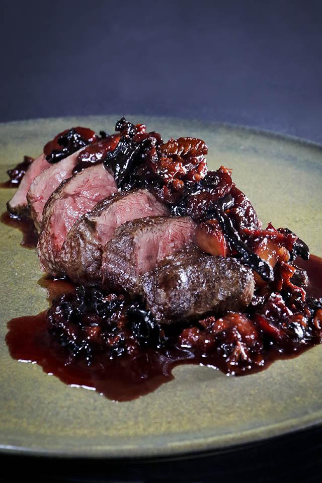 Rezeptbild: Steak aus dem Rehrücken mit Pfifferling-Pflaumen-Sauce
