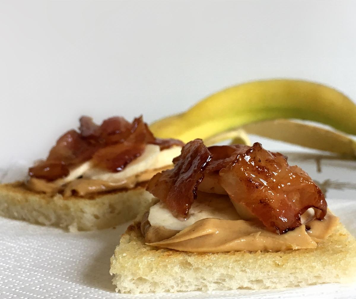 Rezeptbild: Bananen, Erdnussbutter und Speck Bikinis