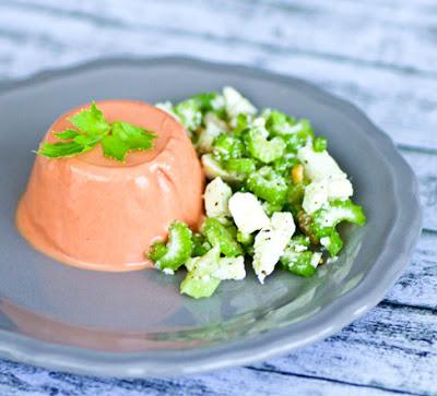 Rezeptbild: Tomaten Panna Cotta mit Sellerie-Feta-Walnuss-Salat