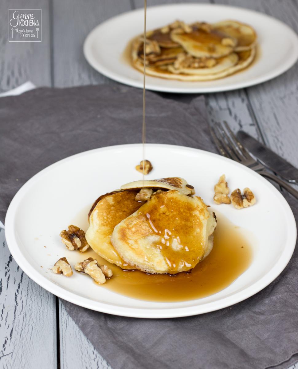 Rezeptbild: Buttermilch-Pancakes mit Ahornsirup und Walnüssen