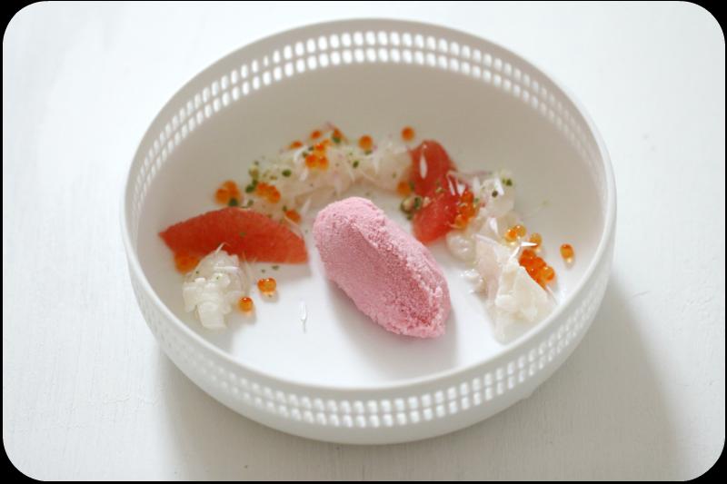 Rezeptbild: Malvensorbet mit Kabeljau-Ceviche, Pink Grapefruit, Gänseblümchen und Sancho-Pfeffer