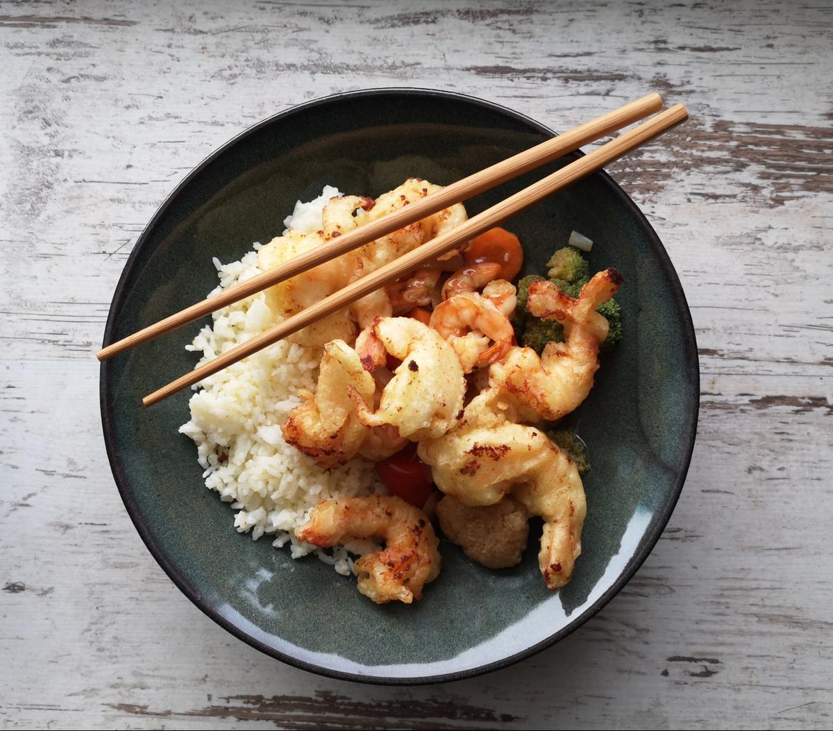Rezeptbild: Gebackene Garnelen – Gemüse – Knoblauchsauce – Reis