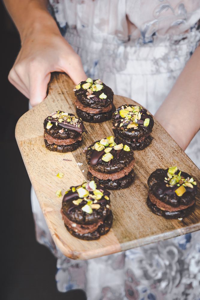 Rezeptbild: Roh-vegane Cookie Sandwiches mit Pistazien und Nougat