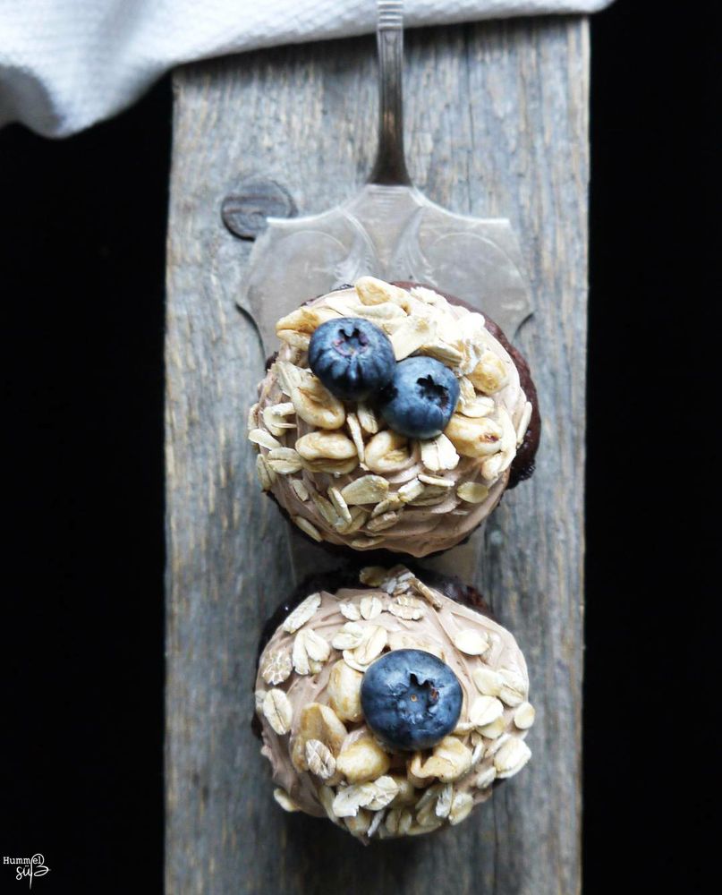 Rezeptbild: Banane Heidelbeer Cupcake, mit Schoko-Créme fraîche und Müsli-Topping