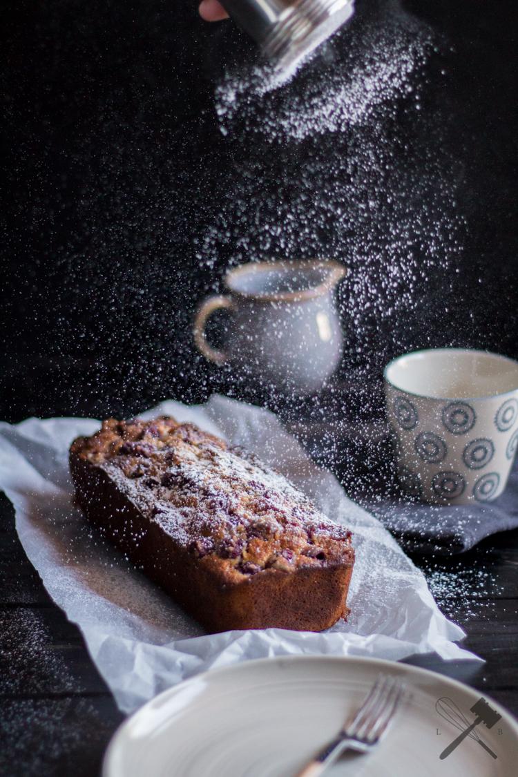 Rezeptbild: Bananenkuchen mit Mandeln und Kirschen