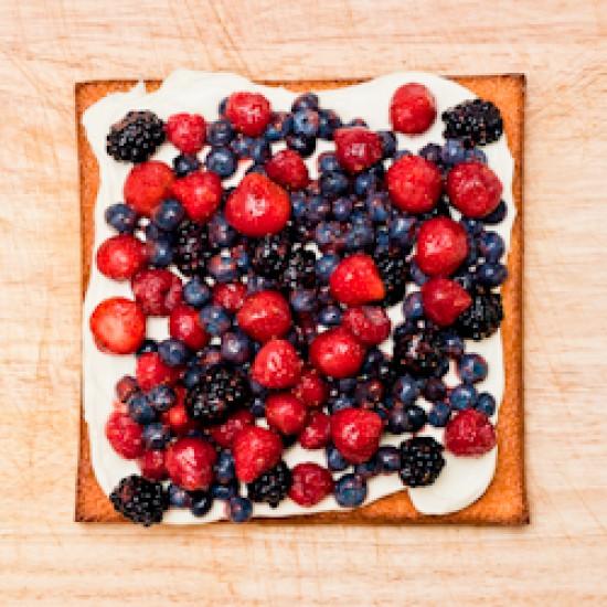 Rezeptbild: Waldbeeren auf Bisquitschnitte mit Frischkäse