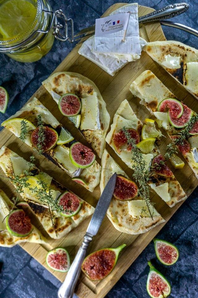 Rezeptbild: Ziegenkäse mit Honig, Feigen und Zitronen auf frischem Pfannenbrot