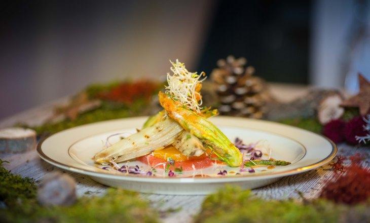 Rezeptbild: Gefüllte Zucchiniblüten auf Grapefruit-Orangencarpaccio mit grilliertem Chicorée und Orangen-Balsamico Reduktion