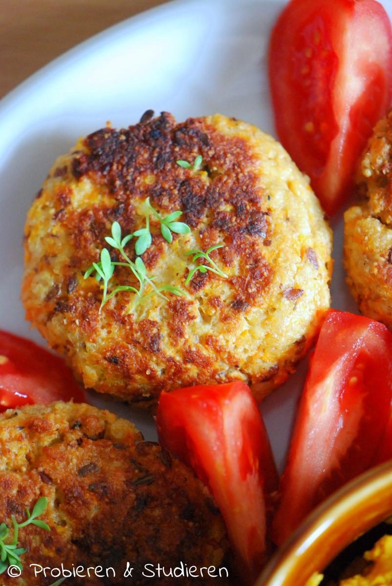 Rezeptbild: Hafer-Quark-Bratlinge mit Kürbis-Hummus