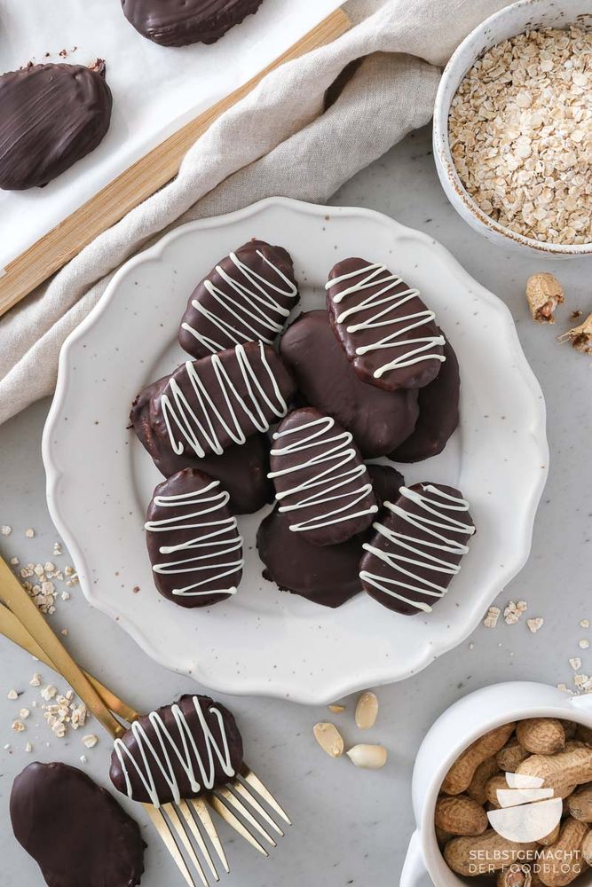 Rezeptbild: Gesunde Erdnuss Ostereier ohne backen aus 4 Zutaten