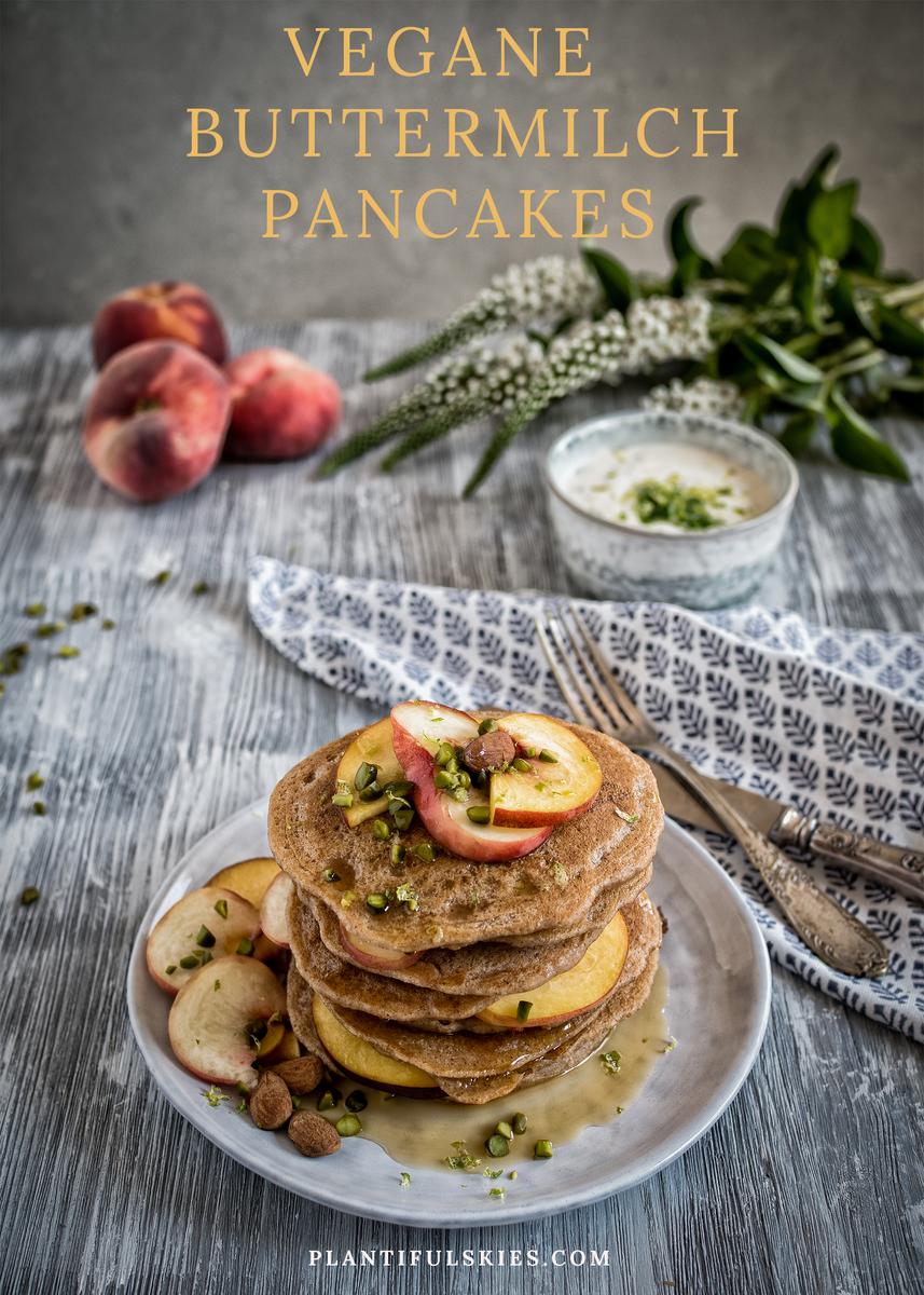 Rezeptbild: Vegane Buttermilch Pancakes mit Pfirsich und Zitronenmelissen Joghurt