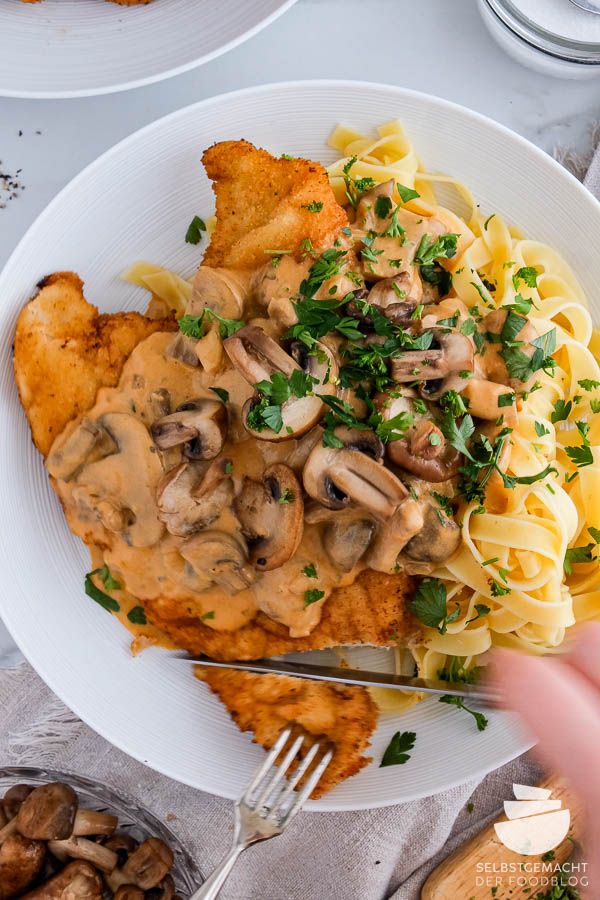 Rezeptbild: Jägerschnitzel – einfaches Rezept mit Nudeln