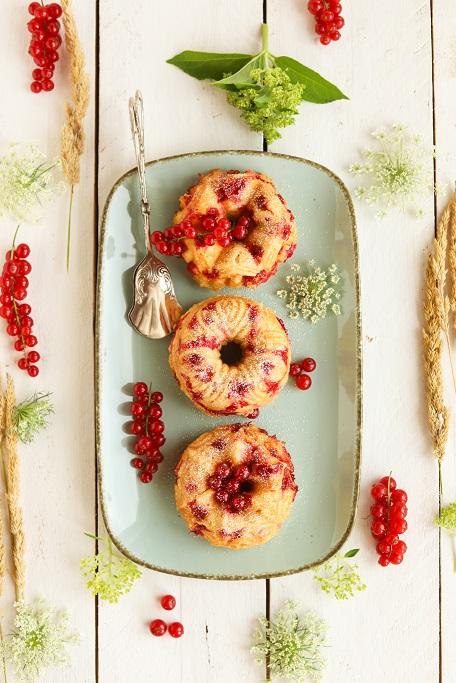 Rezeptbild: Gugelhupfe mit Johannisbeeren und weißer Schokolade