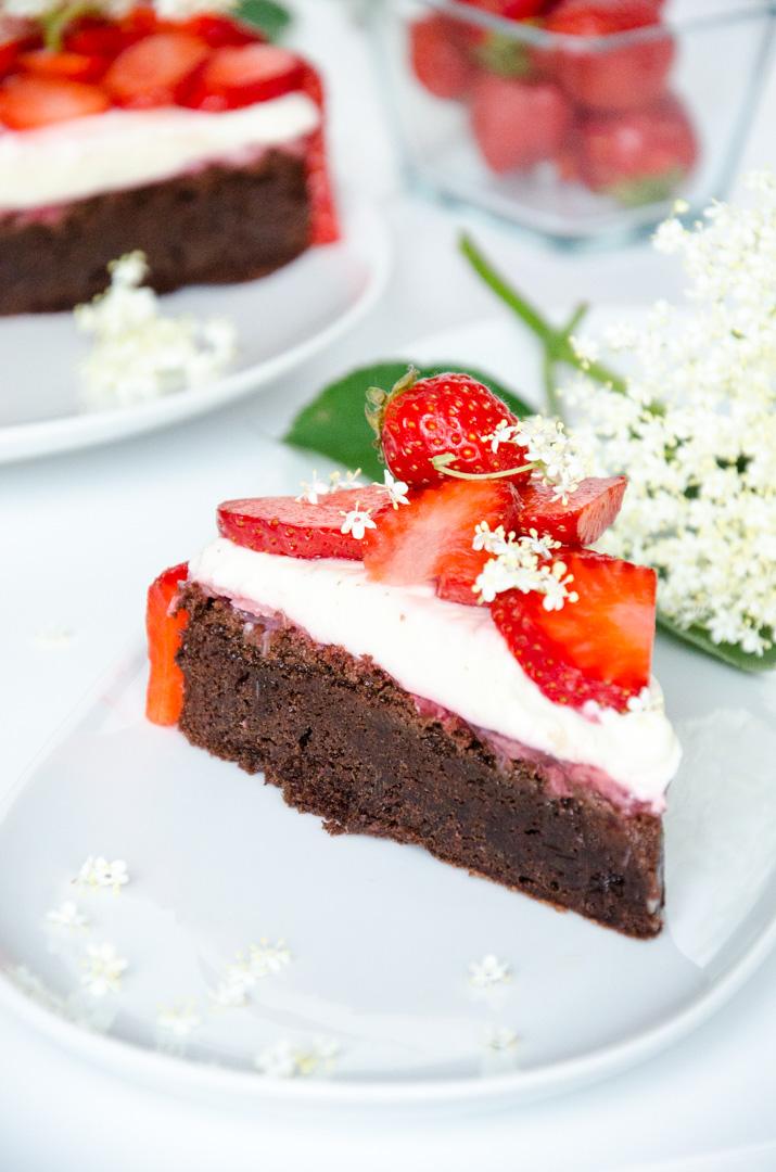 Rezeptbild: Schokoladentorte mit Erdbeeren und Holunder