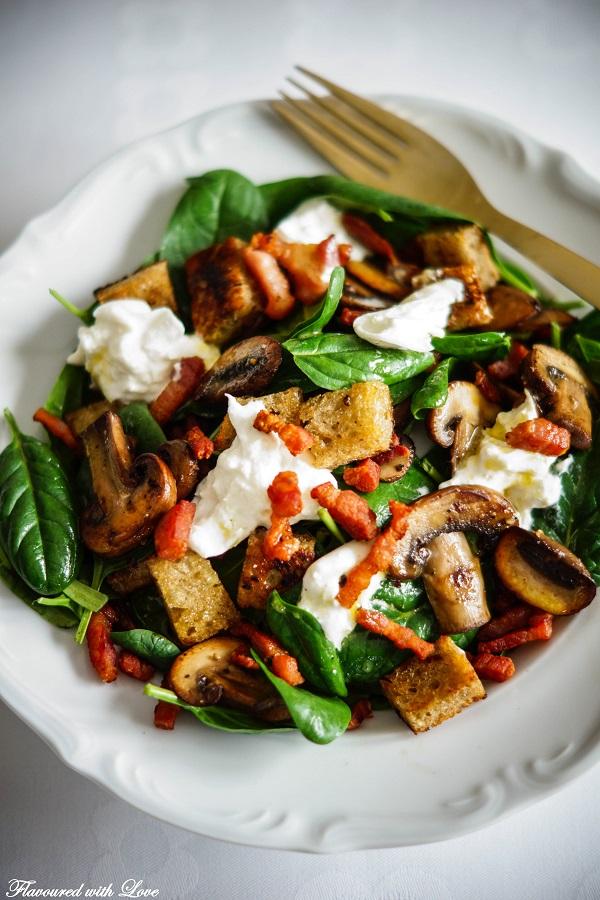 Rezeptbild: Winterpanzanella mit Spinat, Bacon und Burrata