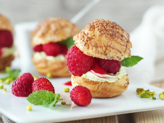 Rezeptbild: Windbeutel mit Pistaziencreme und Himbeeren