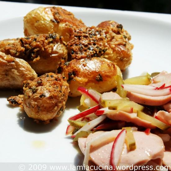 Rezeptbild: Parmesankartoffeln mit Wurstsalat