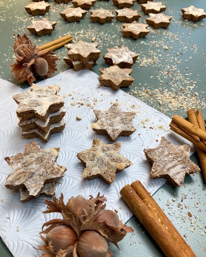 Rezeptbild: Saftige low carb Zimtsterne ohne Zucker