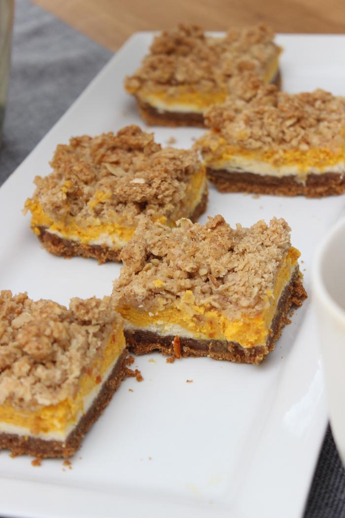 Rezeptbild: Kürbis-Cheesecake-Bars mit Zimt-Haferflocken-Streuseln