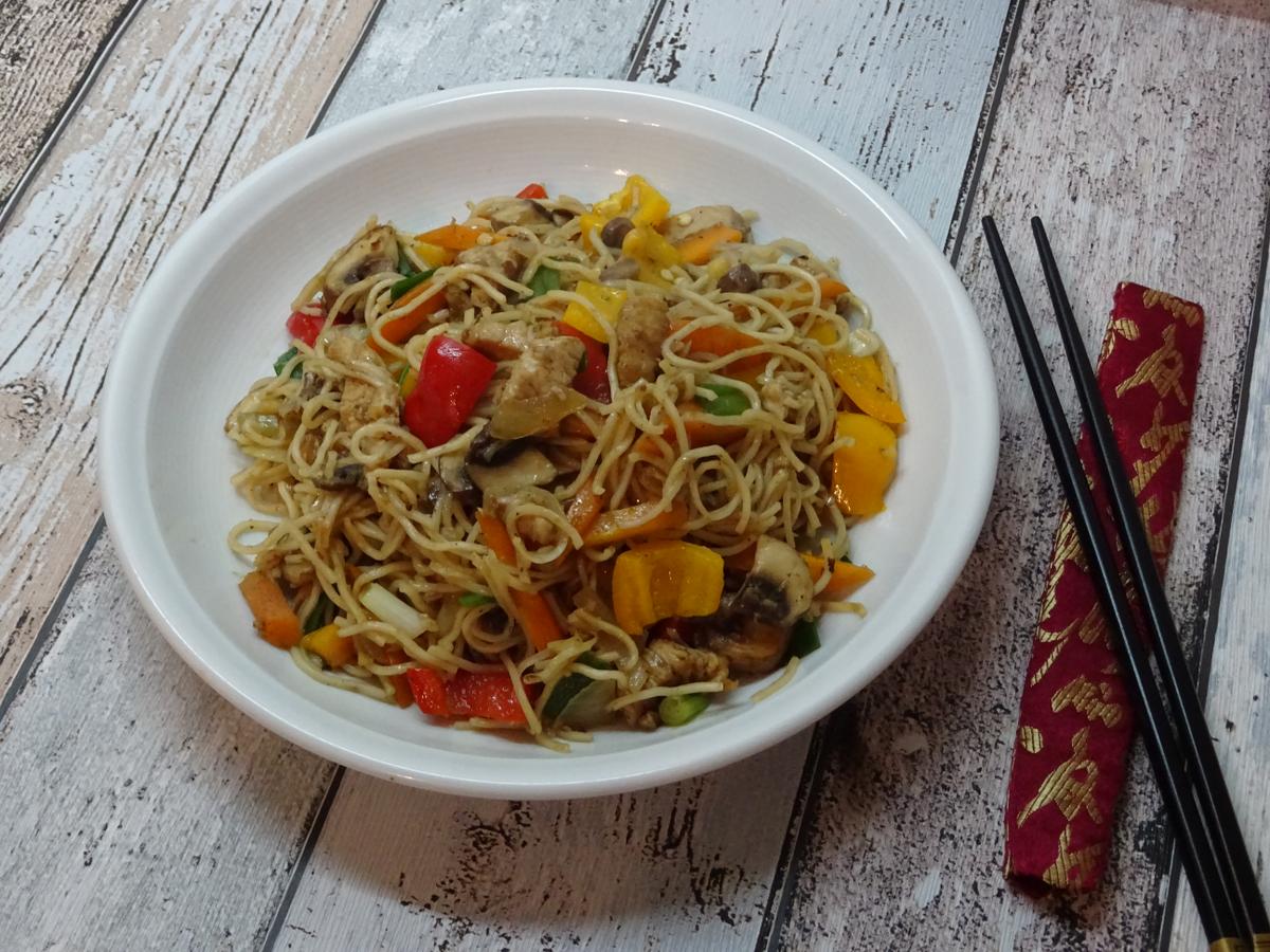 Rezeptbild: bunte Chinapfanne mit Gemüse, Reis und Pute