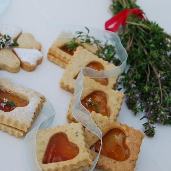 Rezeptbild: Thymian-Butterkekse mit Aprikosenmarmelade