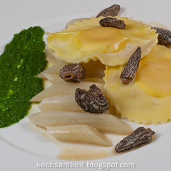Rezeptbild: Ei-Ravioli, Schwarzwurzeln mit Morchelrahm und Grünkohlcreme