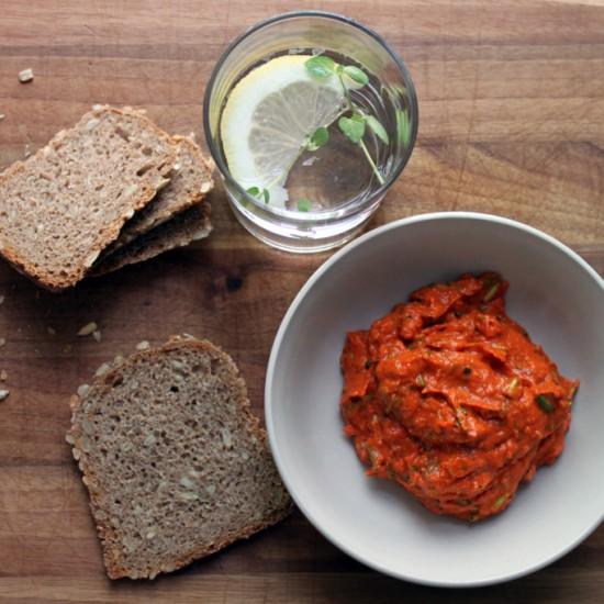 Rezeptbild: Feta-Brotaufstrich mit gegrillter Spitzpaprika