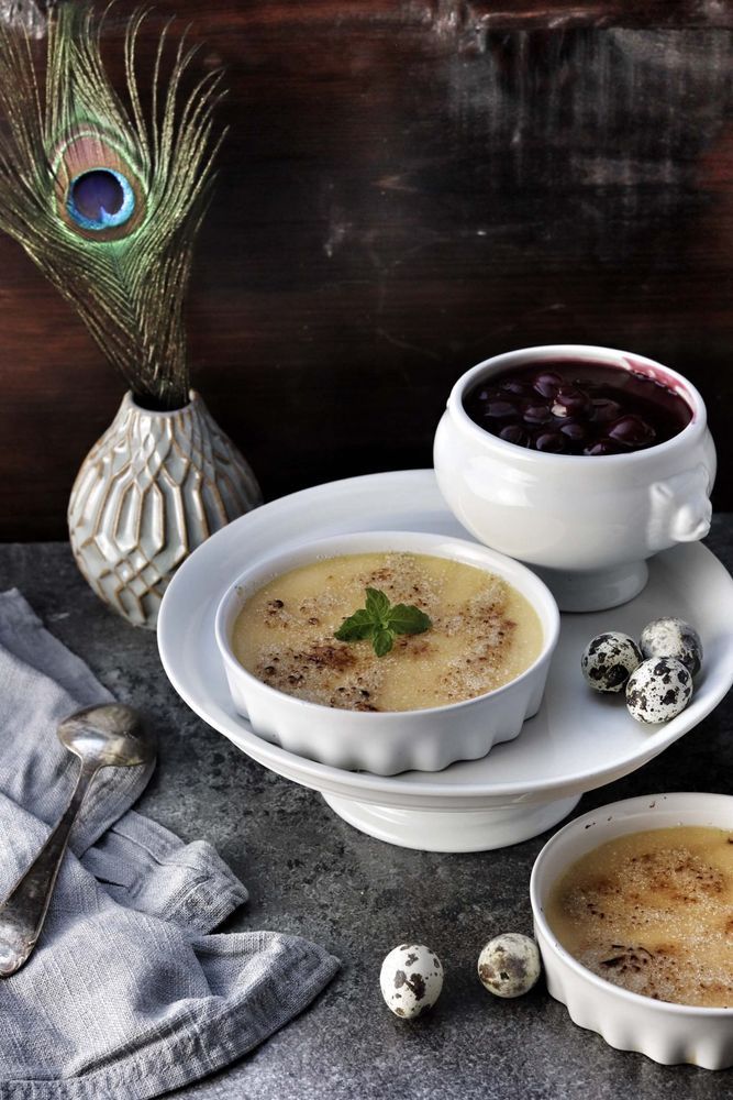 Rezeptbild: Eierlikör Crème brûlée mit heißen Kirschen