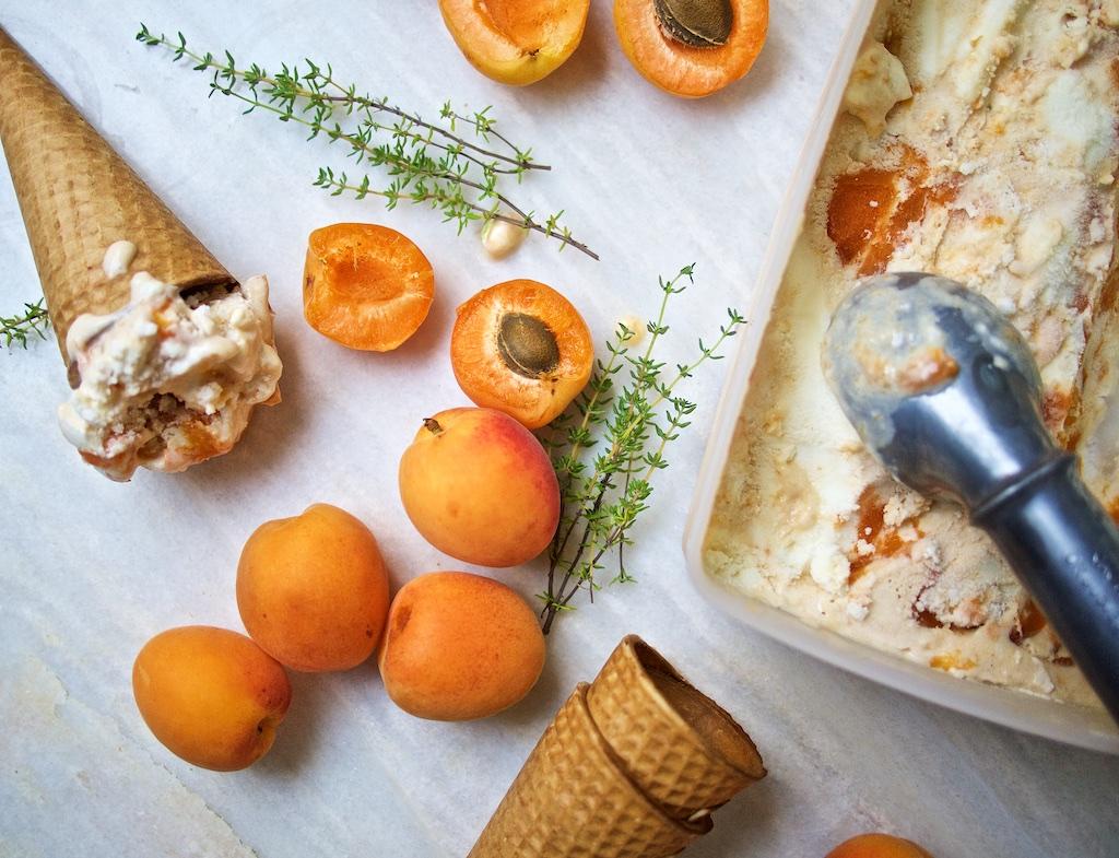 Rezeptbild: Aprikosen-Thymian-Eis.