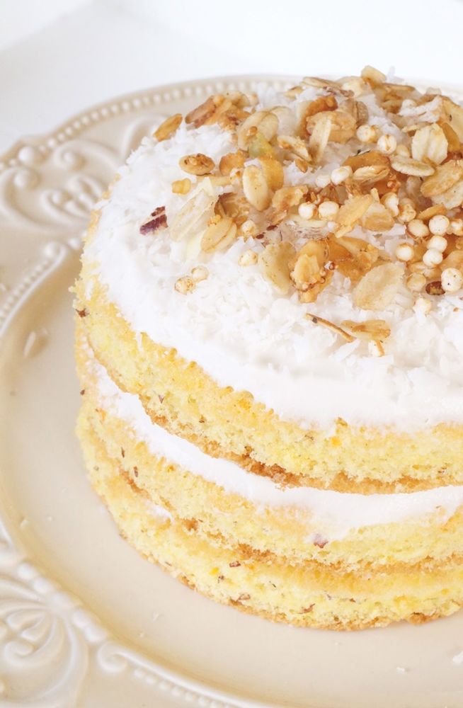 Rezeptbild: Karotten Mandel Biskuittorte mit Mango Kokossahne 