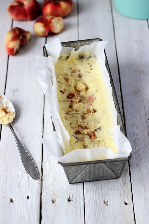 Rezeptbild: Safran-Eis mit karamellisierten Wildpfirsichen