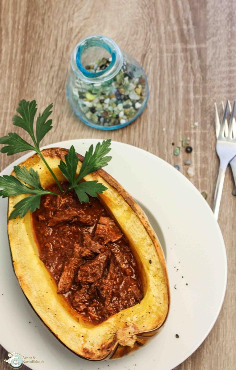 Rezeptbild: Gebackener Spagettikürbis mit Pulled Beef