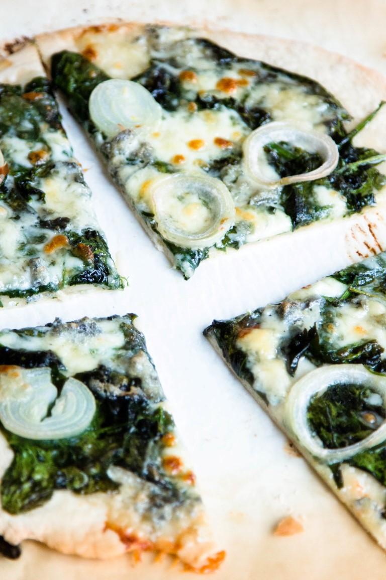 Rezeptbild: PIZZA MIT SPINAT UND GORGONZOLA