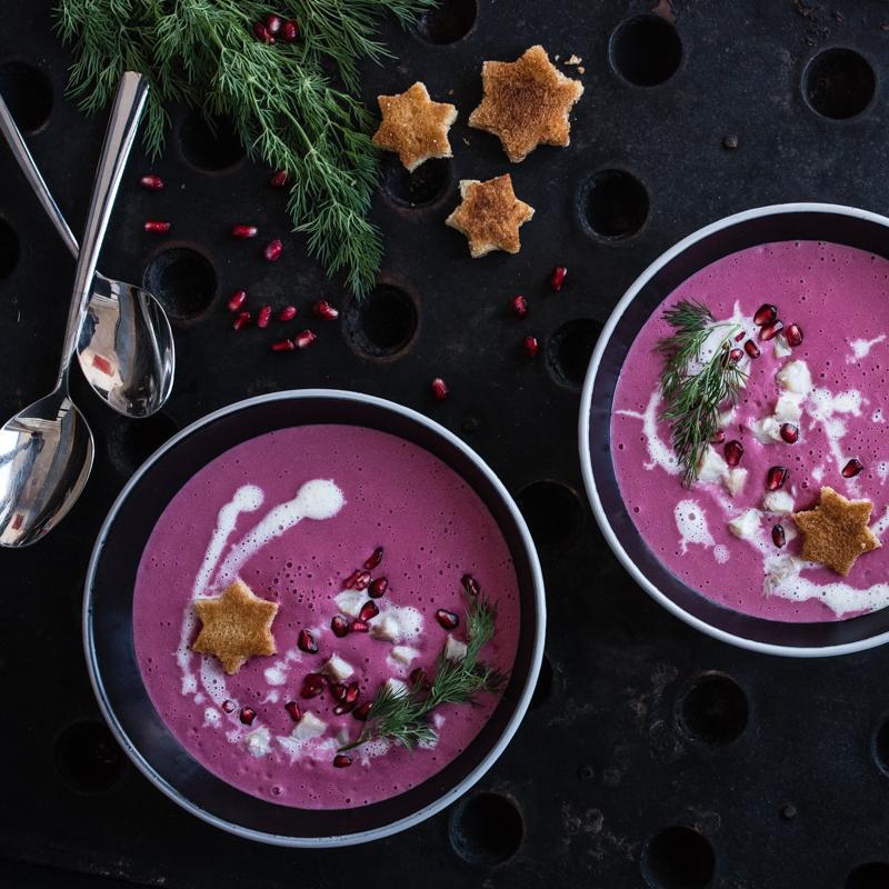 Rezeptbild: Rote-Bete-Prosecco-Schaumsüppchen, geräucherte Forelle, Granatapfel, Dill und Zimtsterncroutons