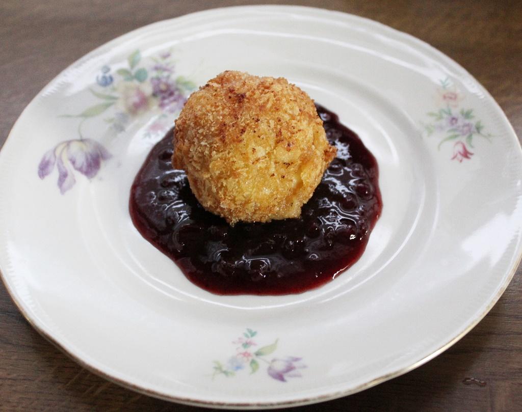 Rezeptbild: Gebackene Apfelbällchen mit Preiselbeer-Ragout