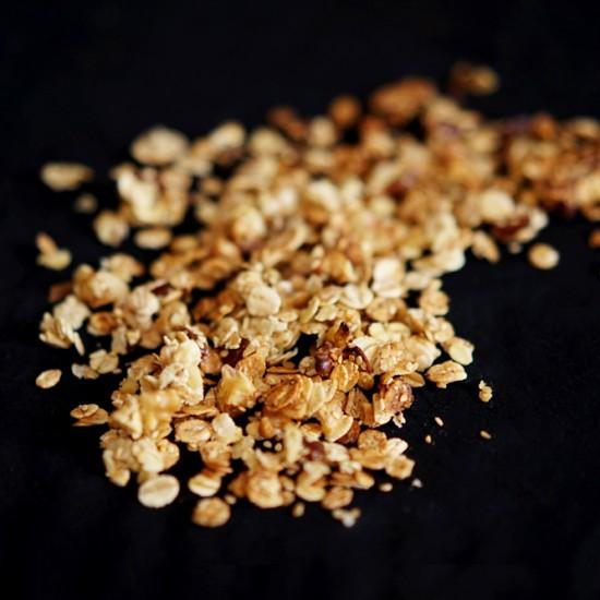Rezeptbild: Knuspermüsli mit Datteln, Walnüssen und Sesam