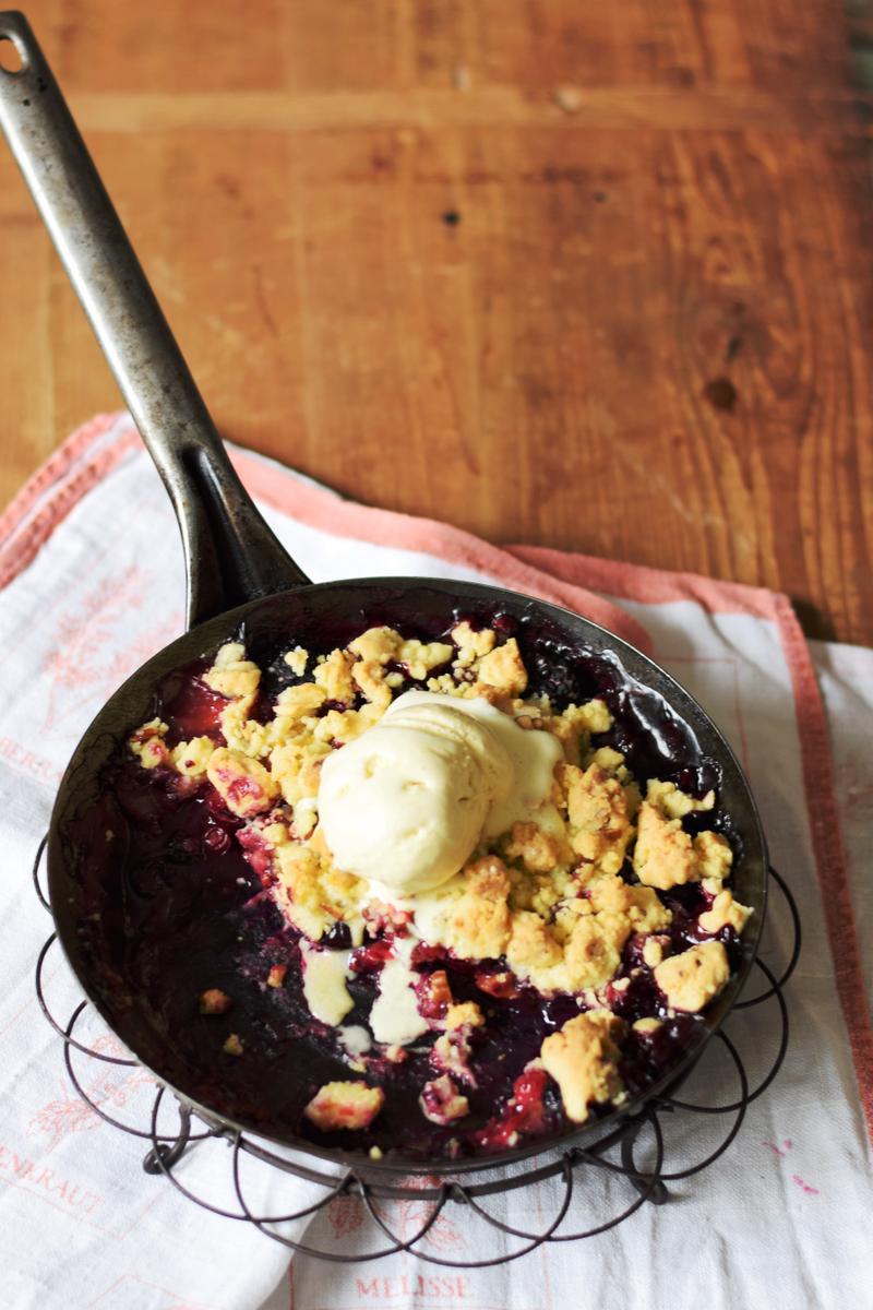 Rezeptbild: Sommer-Crumble mit Pfirsich und Beeren