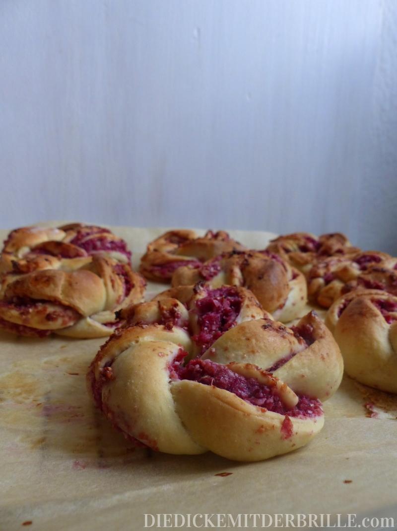 Rezeptbild: Hefeteigröschen mit Johannisbeerfüllunh