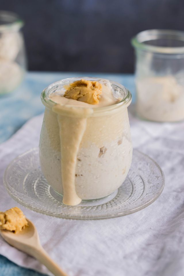 Rezeptbild: Kokos-Nicecream mit Erdnussbuttersauce