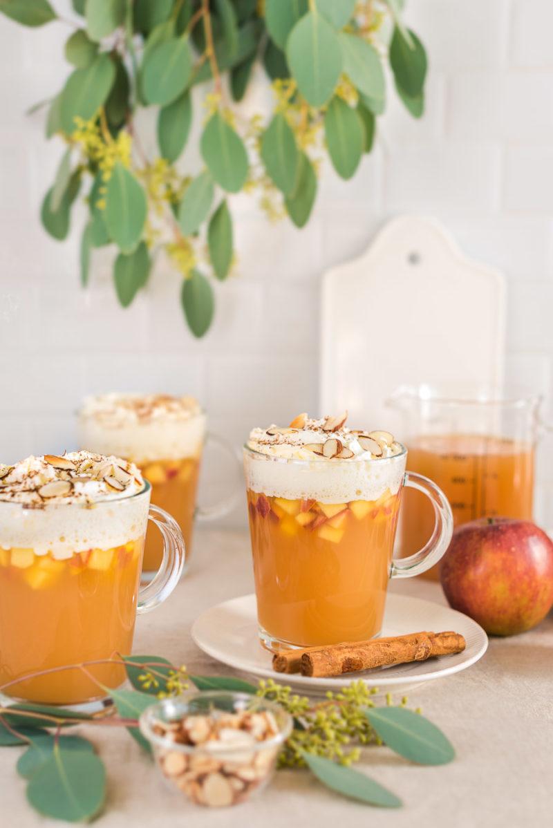 Rezeptbild: Bratapfelpunsch mit Vanille-Zimt-Sahne