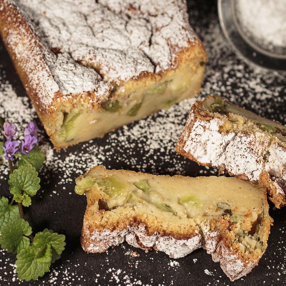 Rezeptbild: Zauberkuchen mit Rhabarber, Gundermann und Haselnüssen
